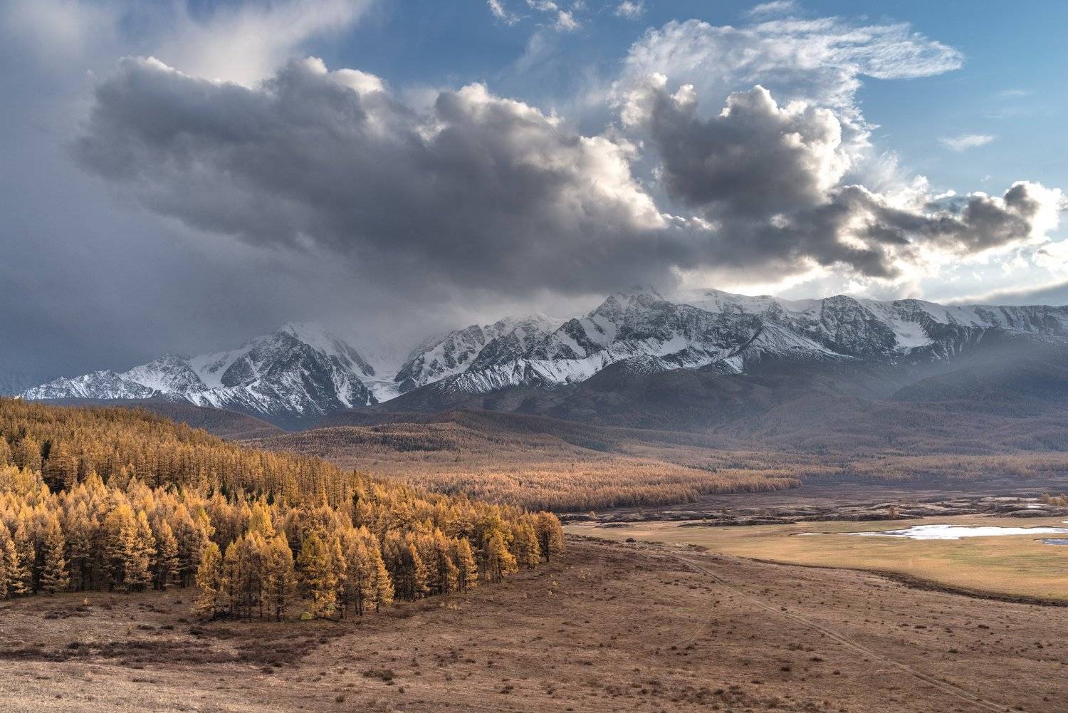 Облачные потягушки.. Автор: Николай Васильев горы, алтай, горный алтай, ник васильев, красота, вода, озеро джангысколь, солнце, лучи, вечер, закат, урочище ештыкёль, северо-чуйский хребет, Николай Васильев