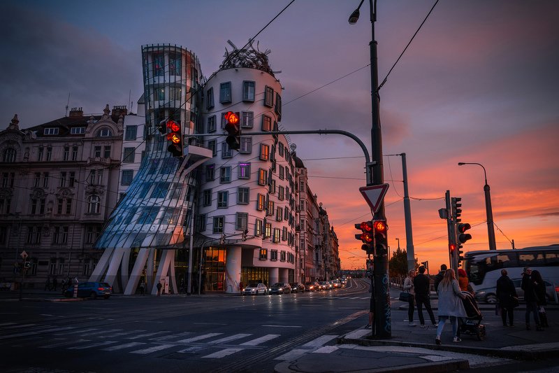 прага, закат, рассвет, огонь, утро, красный, город, башня, небо, облака, танцующий дом, улица, дорога Танцующий домphoto preview