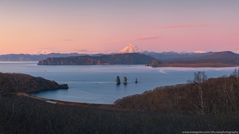 Рано утром в Авачинская бухта всегда есть очаровательный свет.photo preview