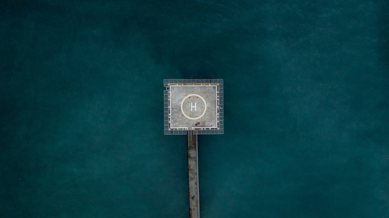 topdown Вертолетная площадка в мореphoto preview