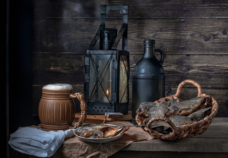 пиво, карась, фонарь Натюрморт с сушёными карасямиphoto preview