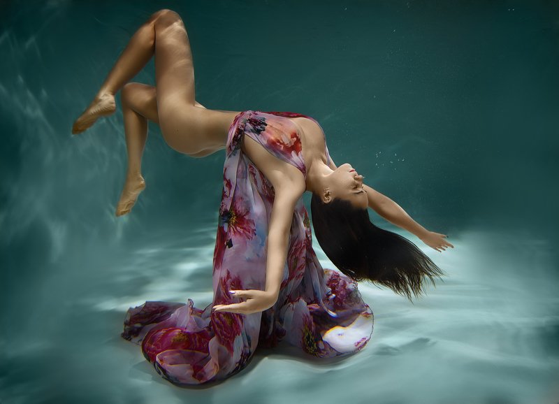 подводная съемка, красотка,под водой,гламур,красотка,erotic, nude ,melefara, photographer, photo, эротика , фотограф i\'m falling down, save mephoto preview
