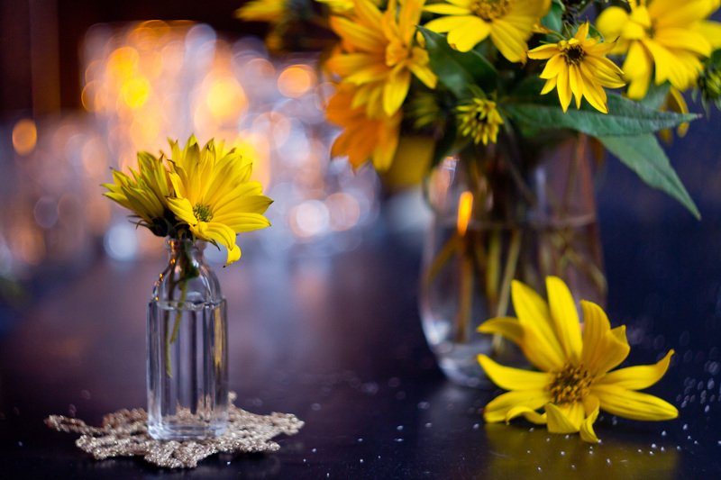 цветок, боке, бутылка, натюрморт, топинамбур, фон, стекло, still life Желтыйphoto preview