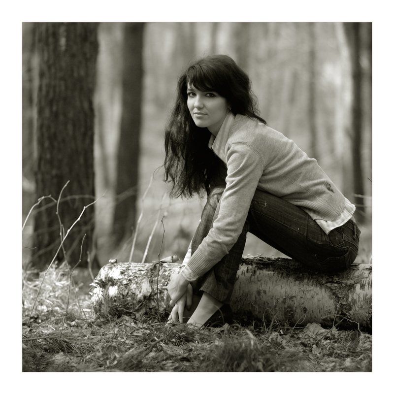 девушка, лес, бревно Анютка фото превью