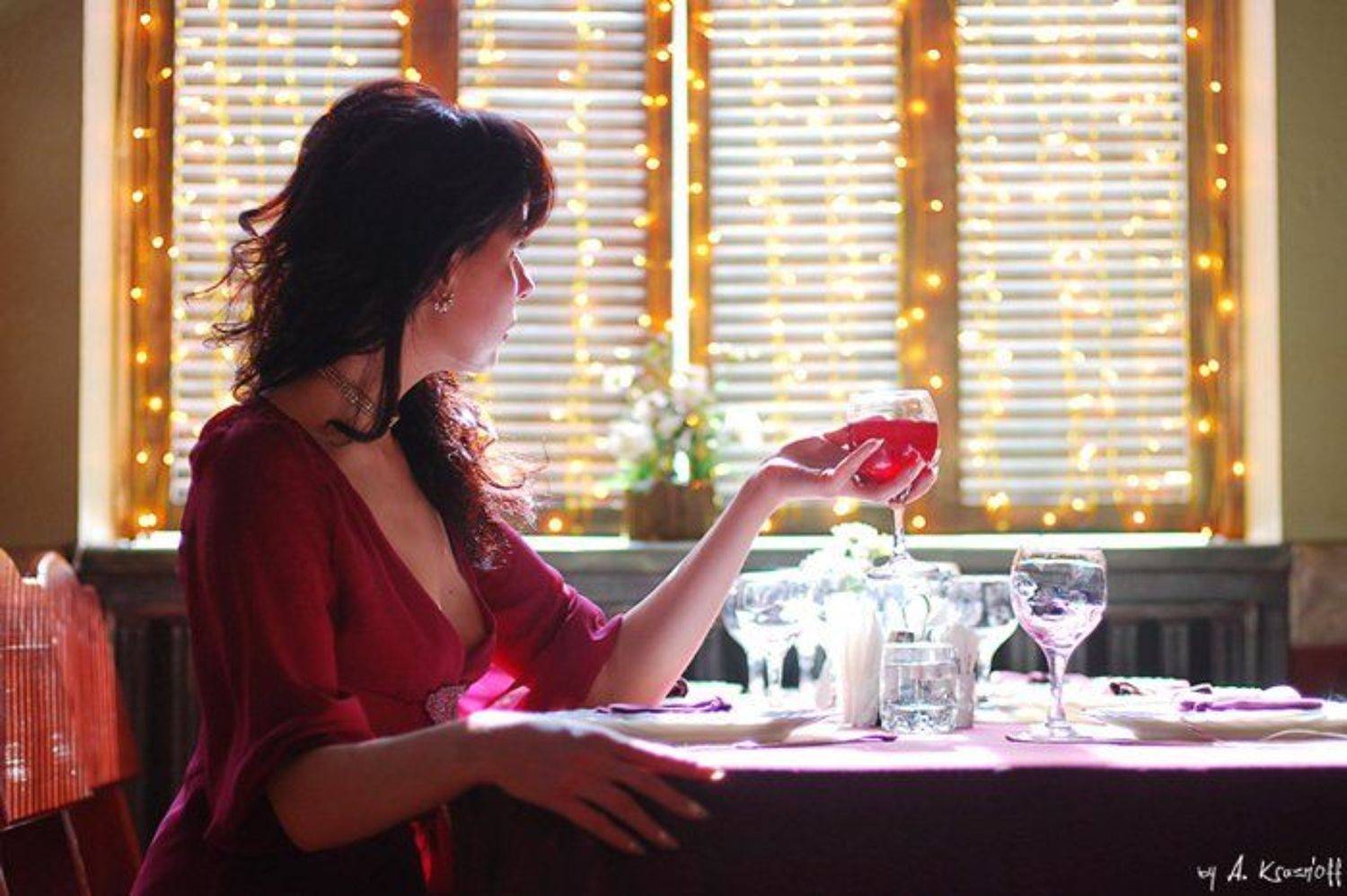 а он не пришел.... Автор: A.Krasnoff девушка, ожидание, вино, бокал, одиночество, A.Krasnoff
