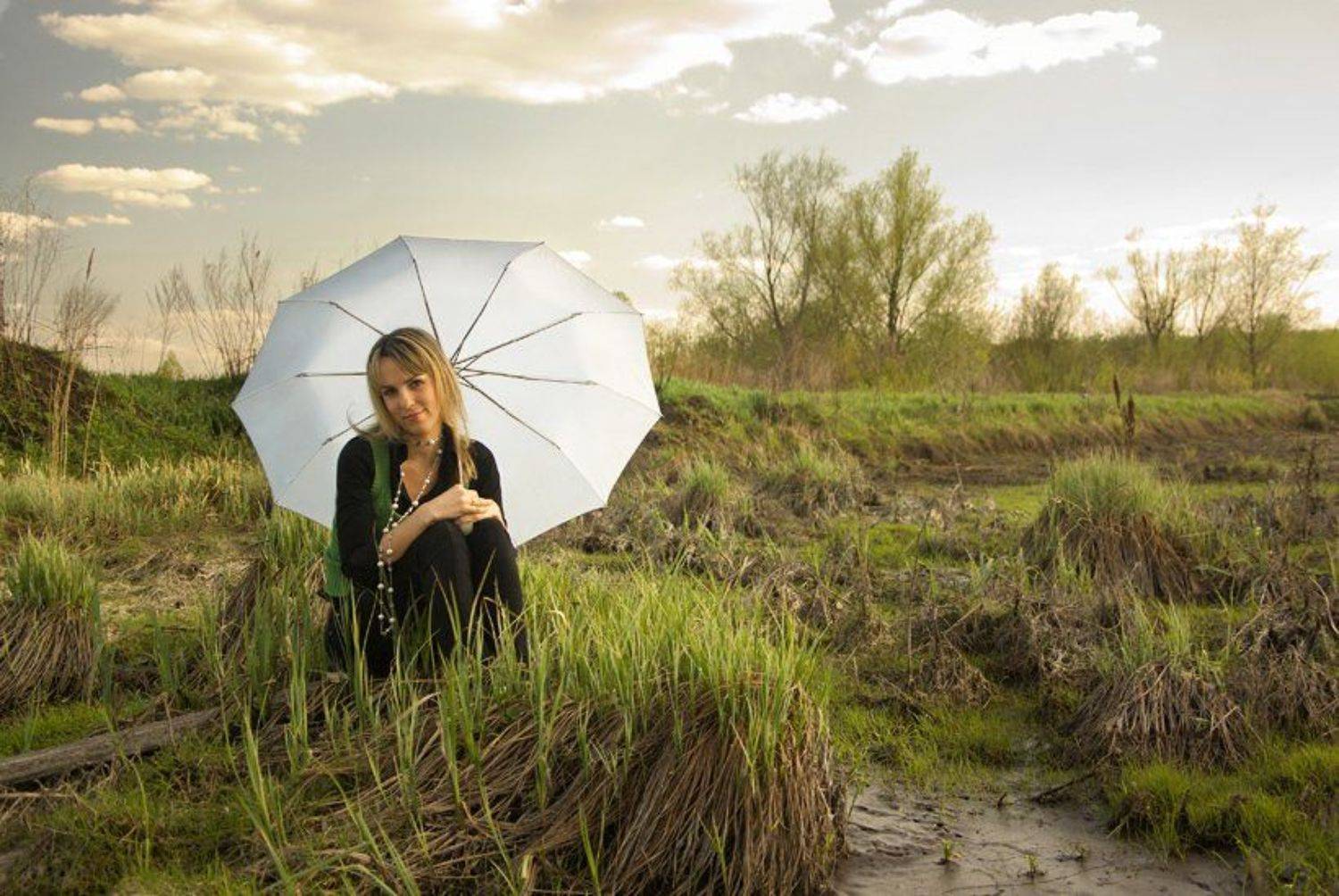 Портрет на болоте. Автор: Александр Дубовицкий болото, девушка, зонтик, Александр Дубовицкий