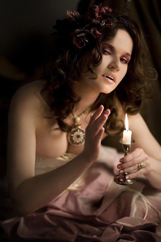 вампирша, зубки, свеча время обедаphoto preview