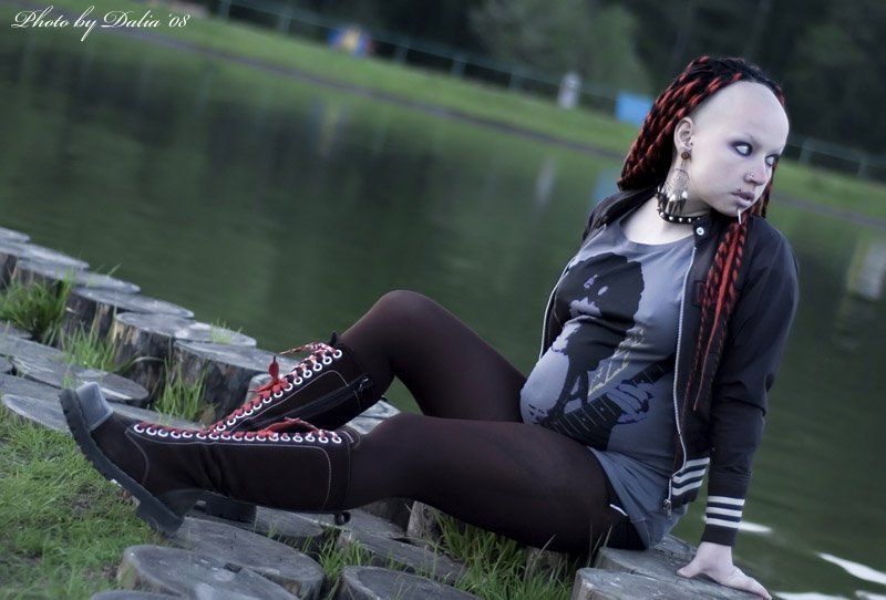 девушка, тату, беременность, дреды, пирсинг photo preview