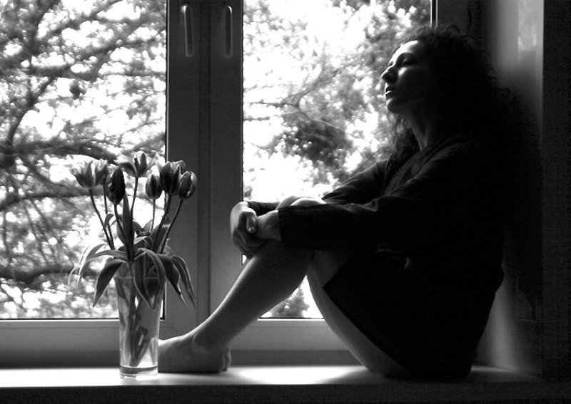 девушка профиль цветы на окне задумчивость photo preview