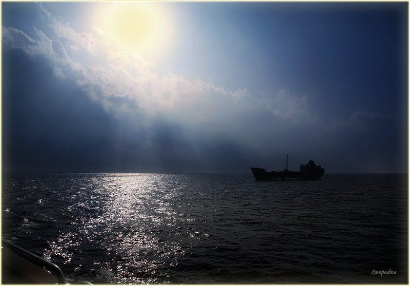 налетевший на риф, катастрофа, разрушение, красное море, судан Справа по борту беда... фото превью