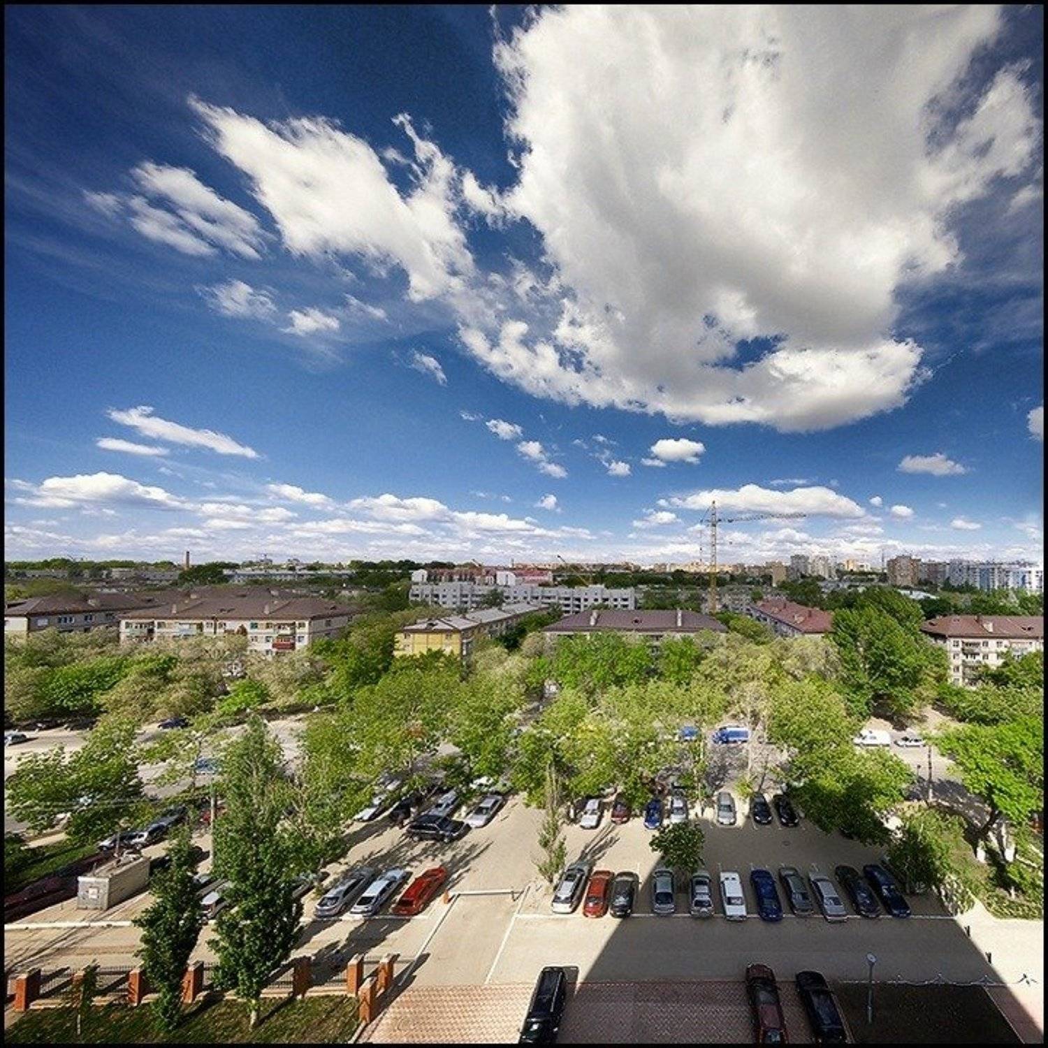 Капризное облако. Автор: tynez дома, машины, провода, небо, облако, tynez