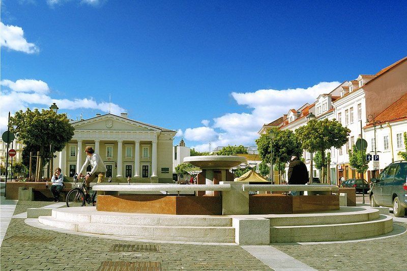 вильнюс, будни, ратуша, фонтан, утро будни маленькой столицыphoto preview