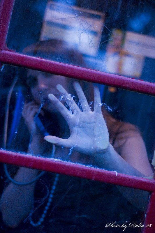 девушка, телефонная будка, ладонь photo preview