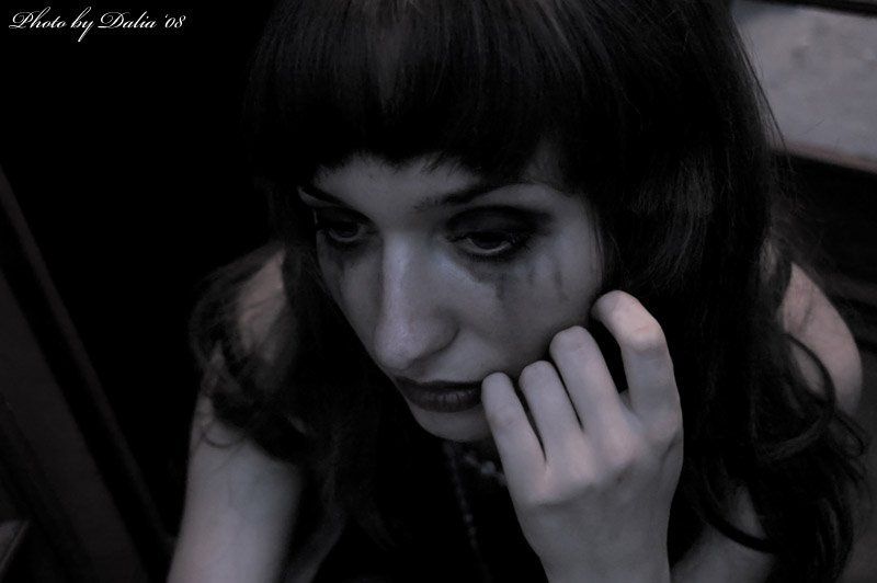 слезы, потекшая тушь, заплаканное лицо photo preview