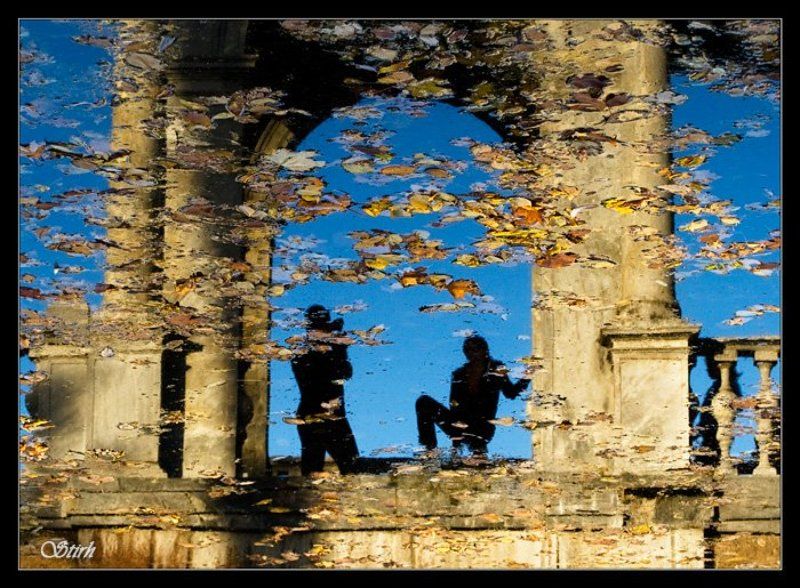 отражения листья осень небо фигуры люди Листья в небеphoto preview