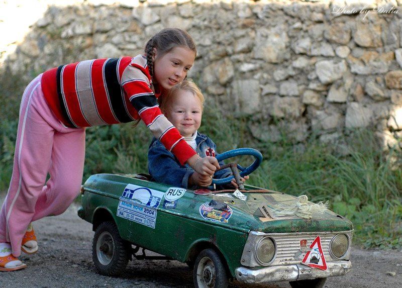 мальчик, девочка, машинка Будущий чемпионphoto preview