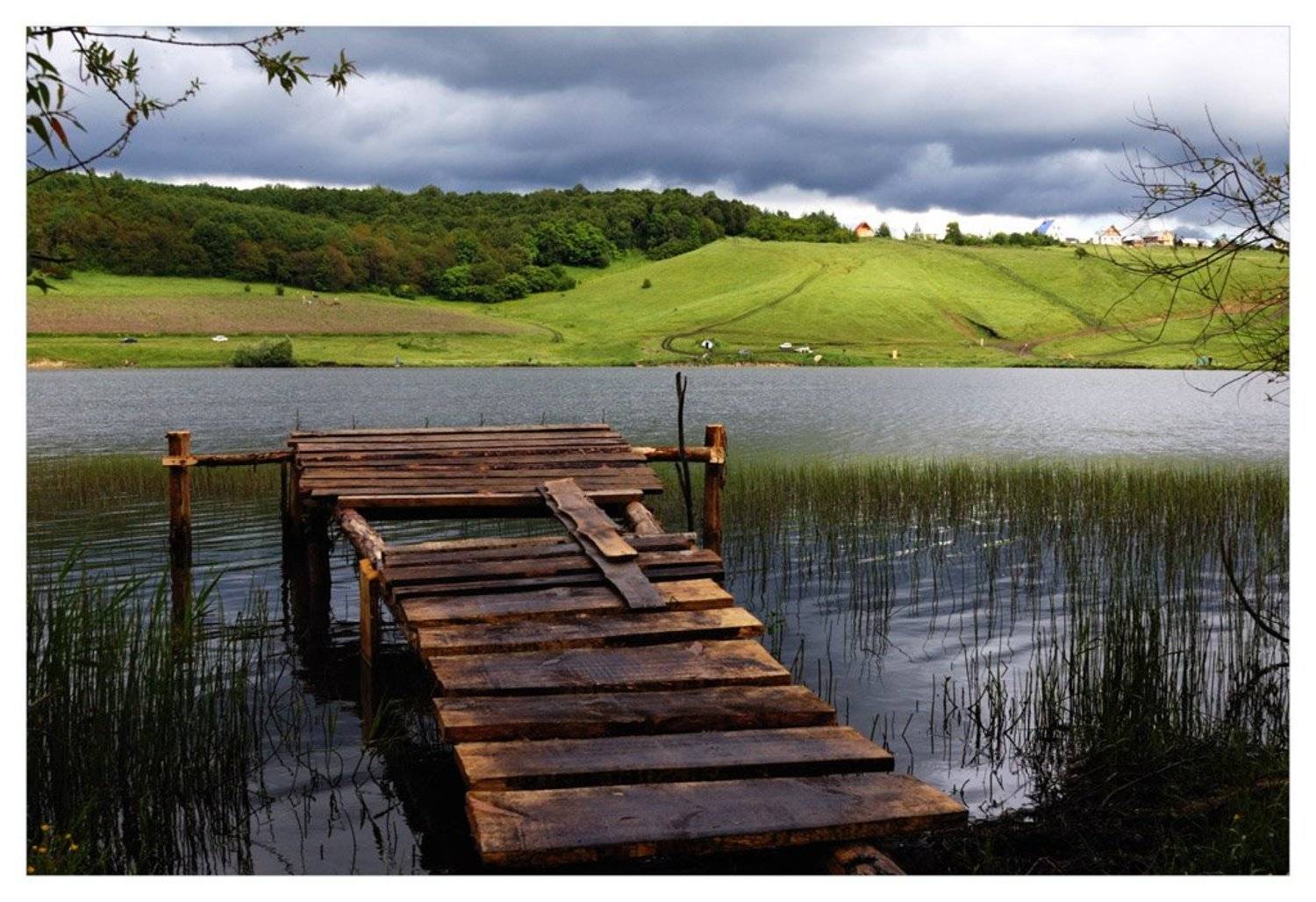 пасмурный день. Автор: Сергей Дужников озеро, небо, домики, плоха погода, Сергей Дужников