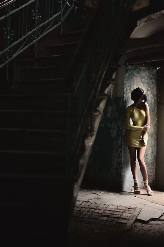 девушка,	 заброшенный дом, заброшка,	 линии,	 фигура, изгибы ***photo preview