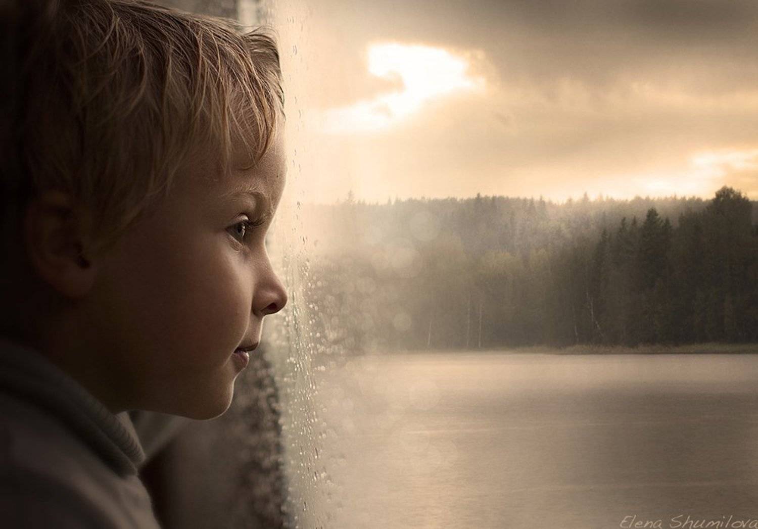 После дождя. Автор: Elena Shumilova дождь, ребёнок, озеро, профиль, Elena Shumilova