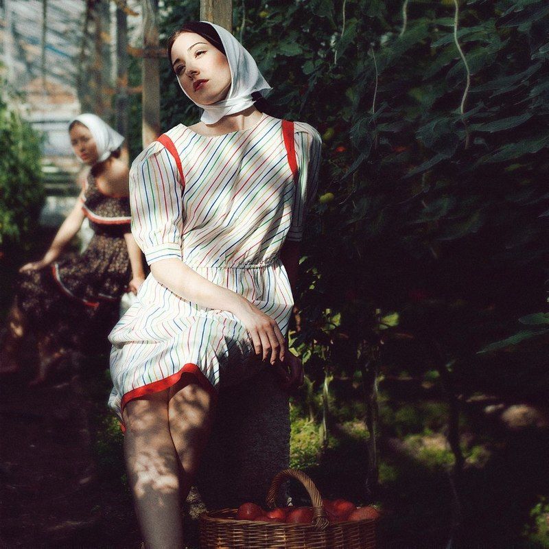 девушки, природа, зелень, тень, помидоры На плантацииphoto preview