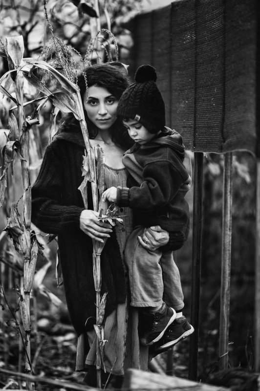 Портрет, черно-белое фото, мама, сын, кукуруза, осень, осенняя фотосессия ,  photo preview