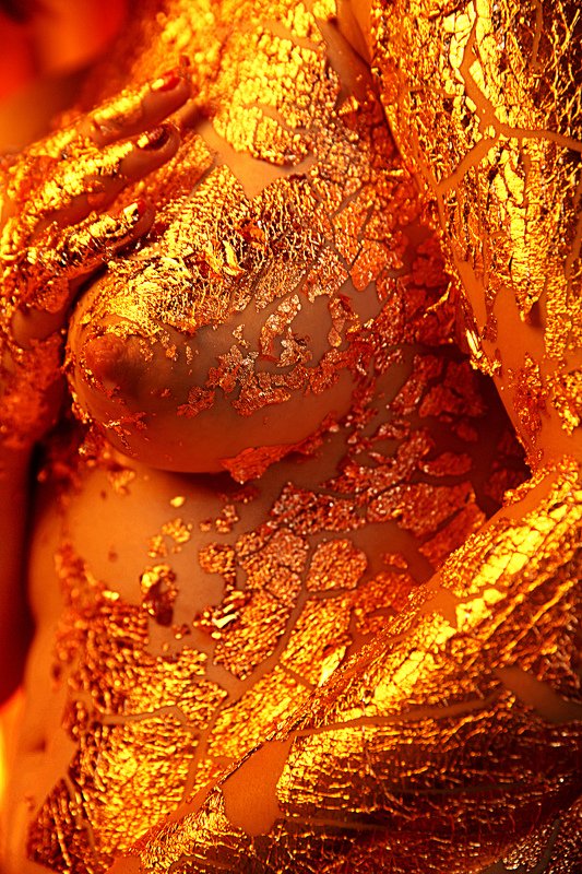 тело женщина грудь металл золото Золотоphoto preview