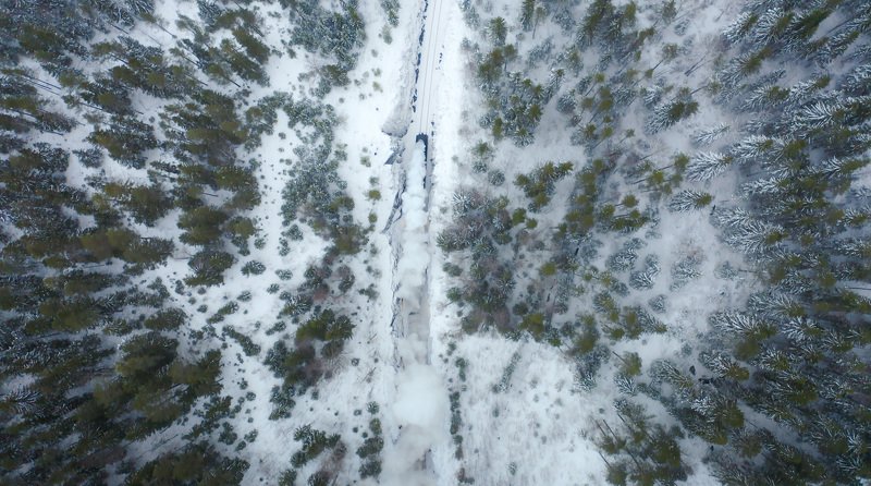 паровоз, аэросъемка, вид сверху, снежный лес, зима, дрон, карелия Паровоз в снежном лесуphoto preview