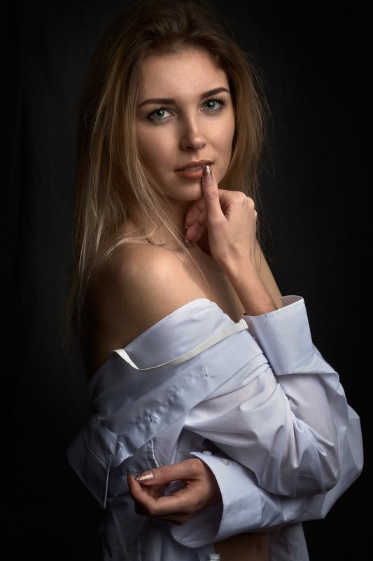 портрет девушка рубашка тёмный фон  Юляphoto preview