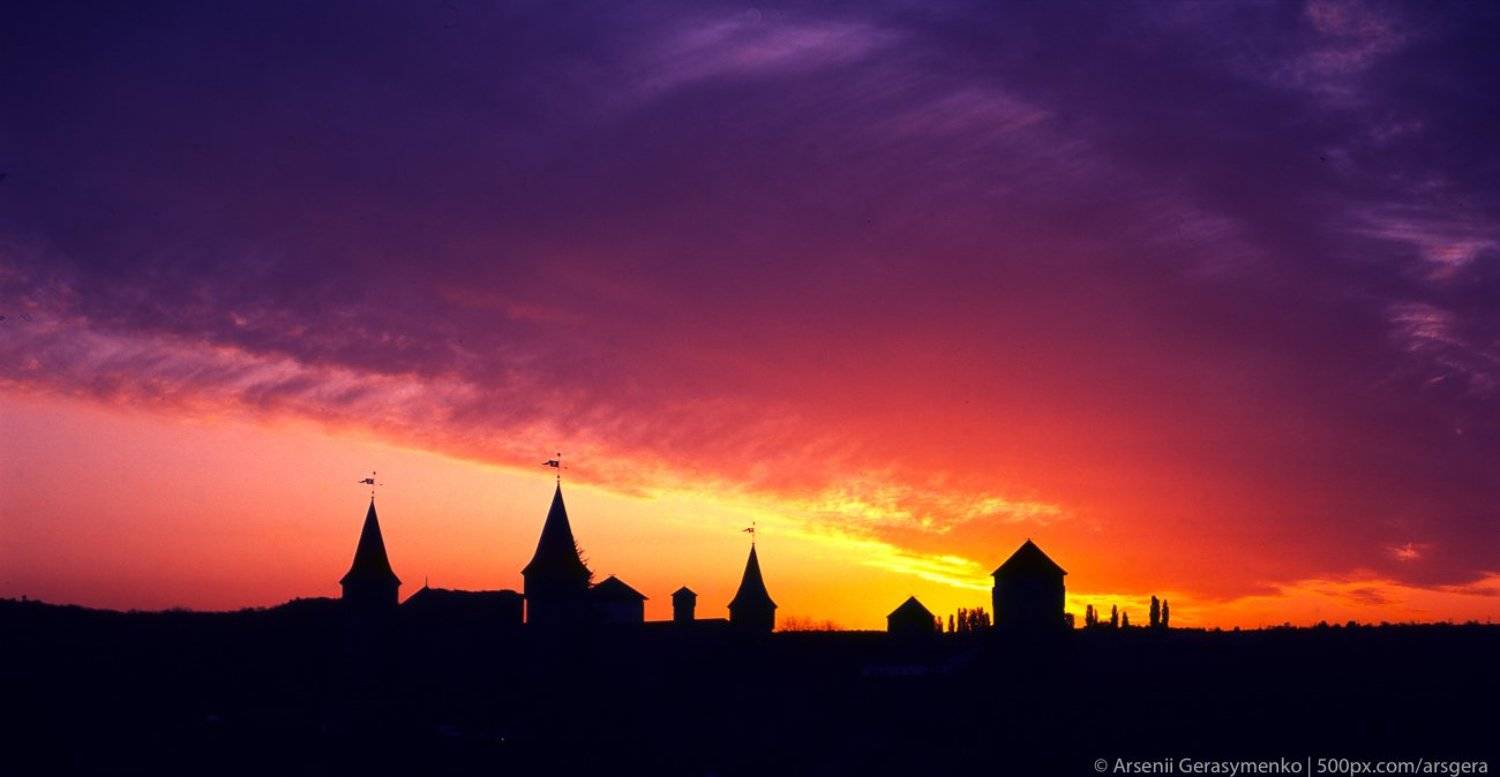 medieval castle or stronghold silhouette and beautiful sunset. Tourism in Europe Fuji velvia, expired in 2004. Автор: Арсений Герасименко ancient, architecture, castle, citadel, city, cloud, cloudscape, dark, europe, european, famous, fort, fortress, heritage, historic, historical, landmark, landscape, medieval, old, outdoor, silhouette, sky, stronghold, sunrise, sunset, tower, town, travel, Арсений Герасименко