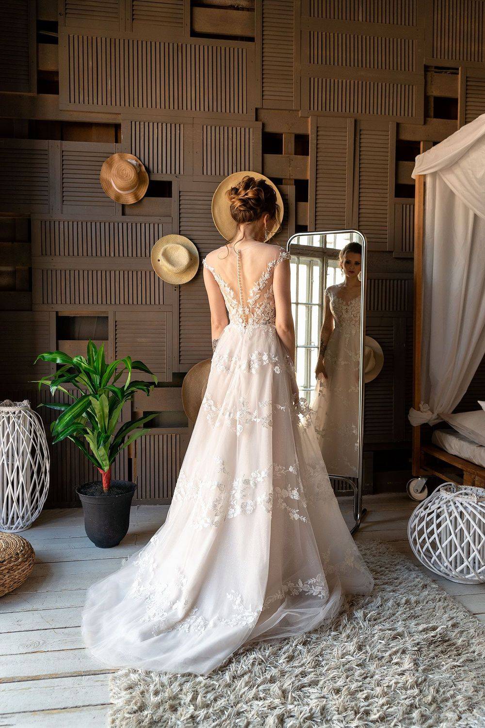 model, wedding, wedding dress, dress, studio, vertical, standing, bride, невеста, платье, зеркало, позирование, каталог, реклама, Максим Лаухин