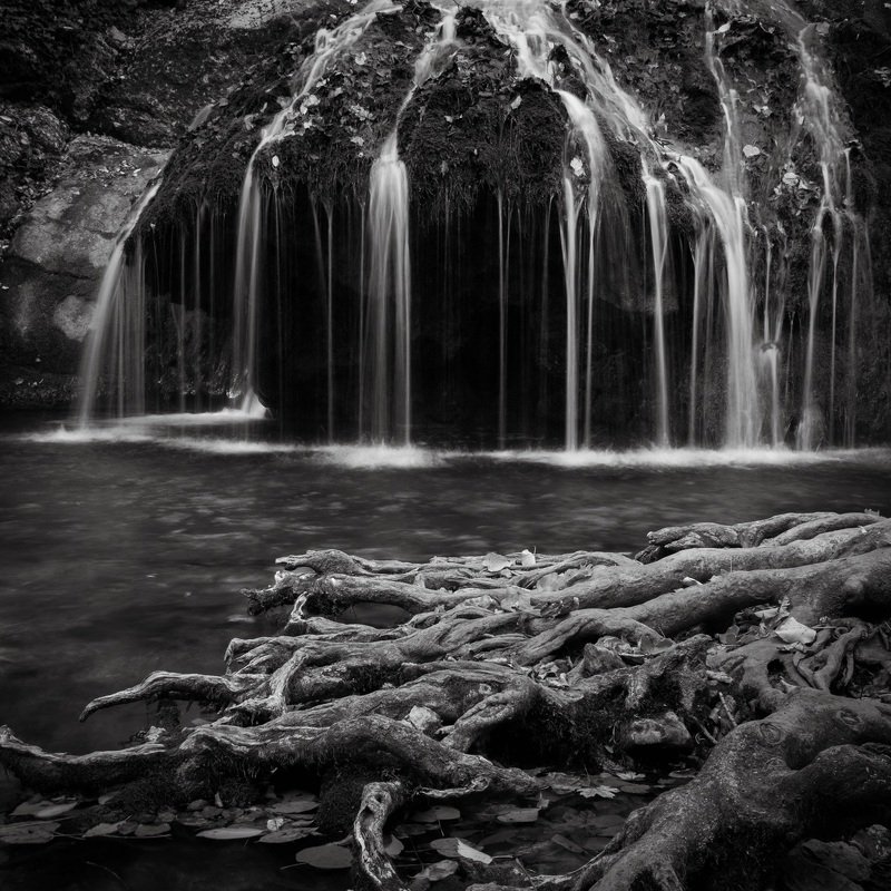 чёрно-белое, водопад Водяные нитиphoto preview