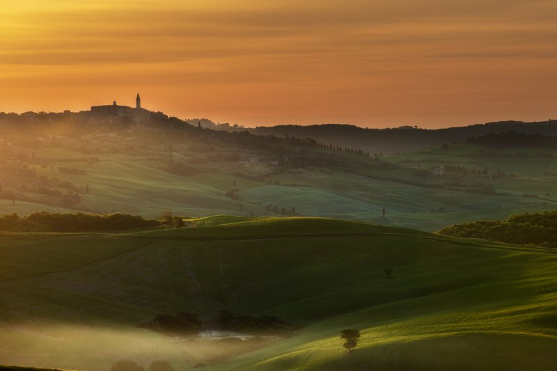 #tuscany #italy #landscapephotography #tuscanyworkshop #photographyworkshop #valdorcia Pienza at sunrise, Tuscanyphoto preview