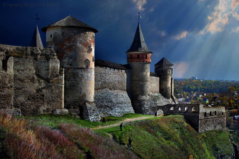 украина, каменец-подольский, замок Луч света над замком в Каменец-Подольскеphoto preview