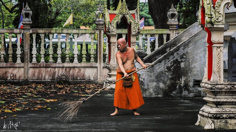 монах, тайланд, храм, метла, пхукет, буддизм Монахphoto preview