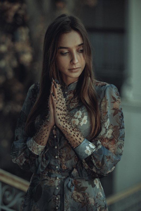 девушка, руки, портрет, шипы, взгляд, girl, hands, portrait, spikes, thorns, sight Владаphoto preview