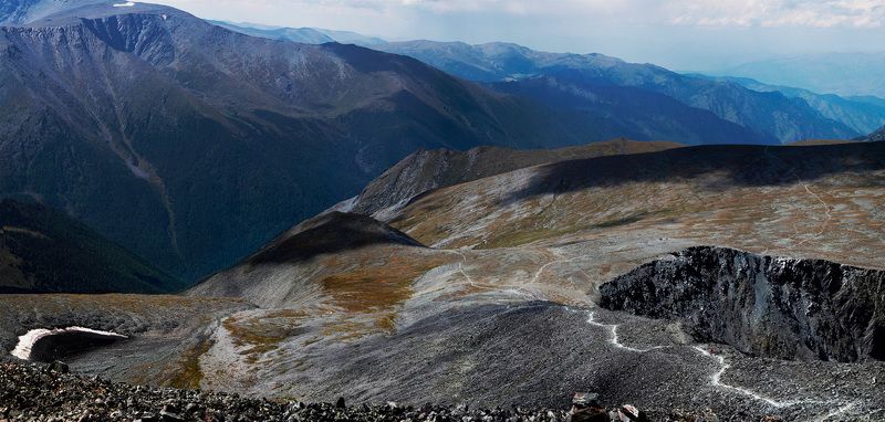 По веянию трэнда – фото про маленького человечка, двух маленьких лошадок и одну совсем уж крохотную палатку.photo preview