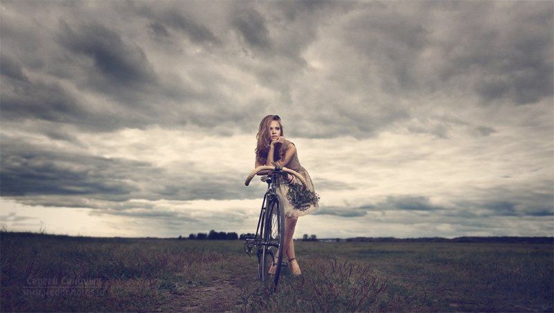 девушка на велосипедеphoto preview