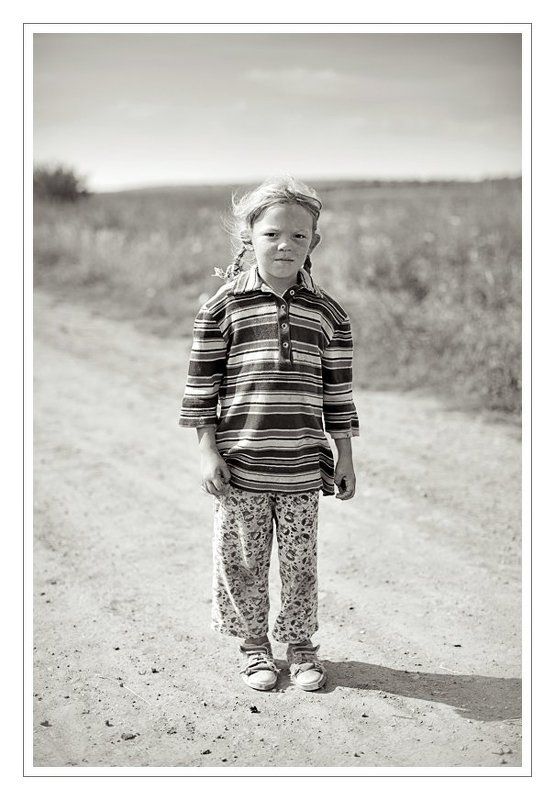 Портрет деревенской девочки на дороге.photo preview