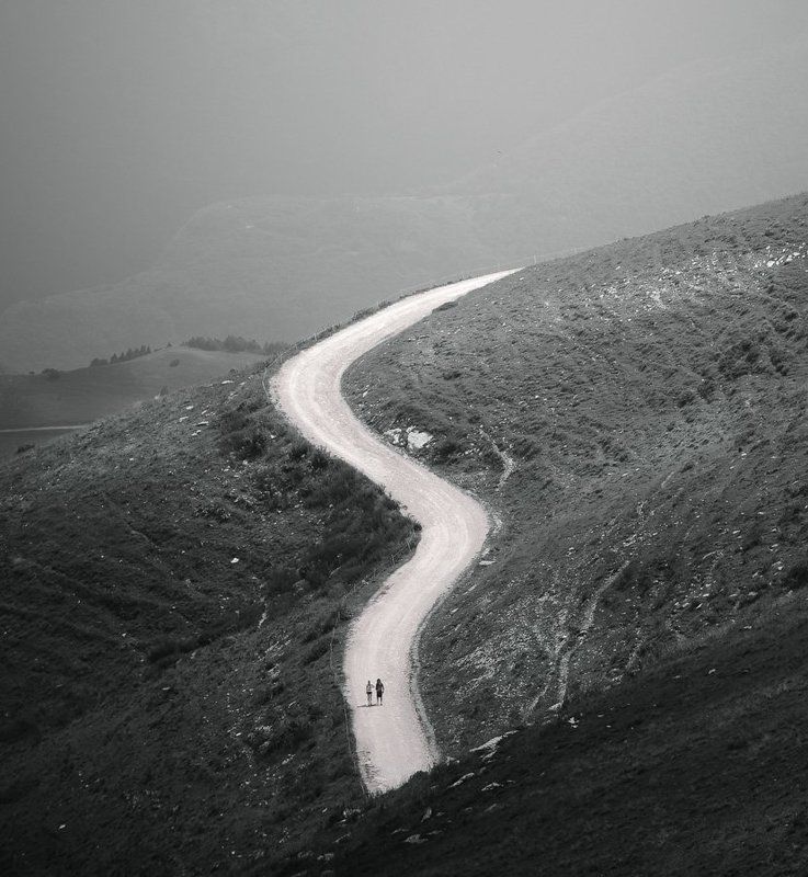 италия,гарда,горы,дорога,двое Одним движением карандашаphoto preview