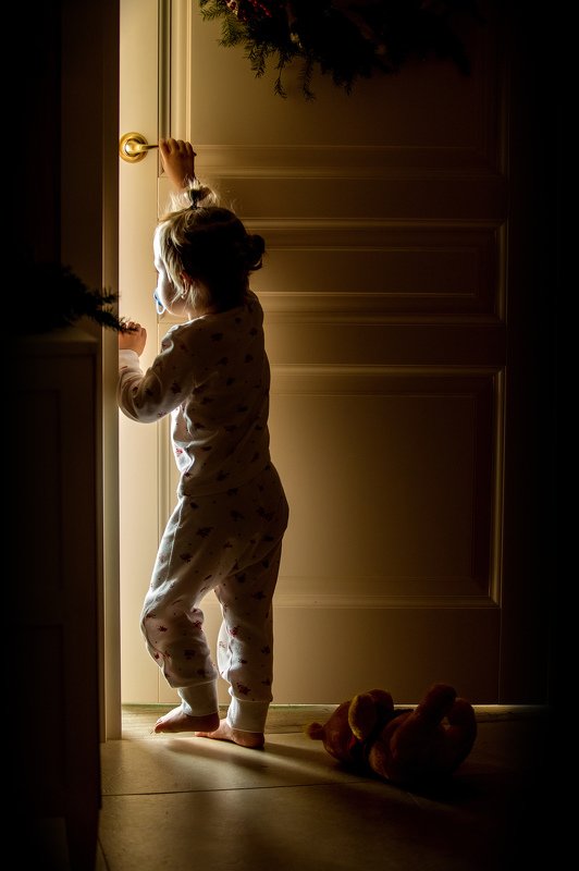 дети, девочка, ночь, дверь, свет, студия В поисках нового и неизведанного фото превью