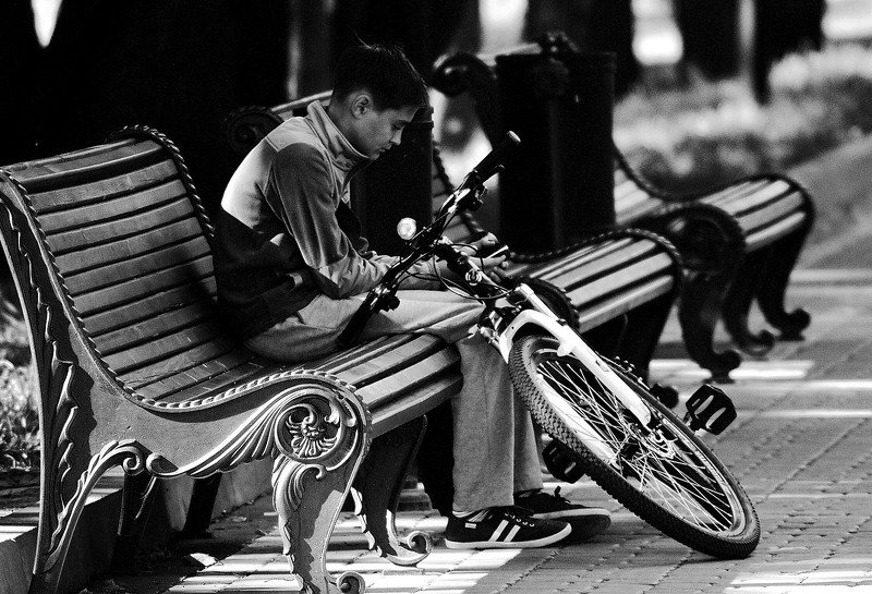 город, улица, человек  скамейкаphoto preview