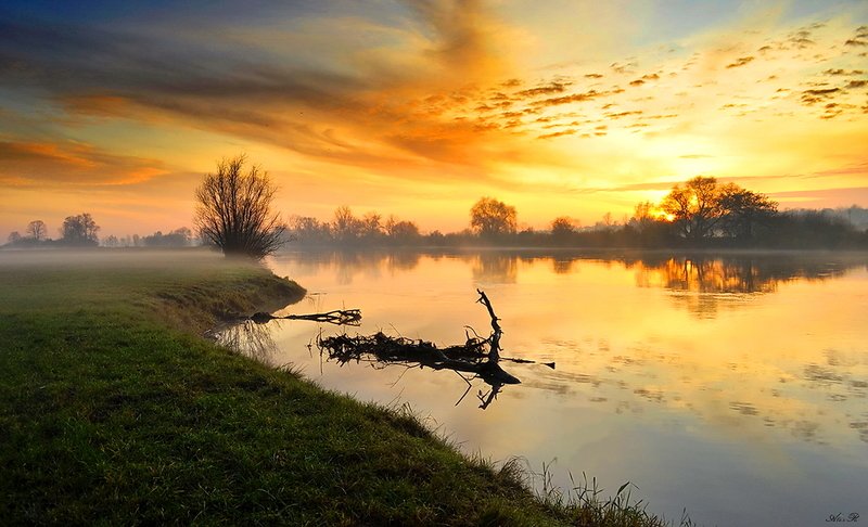 Октябрьское утро на рекеphoto preview