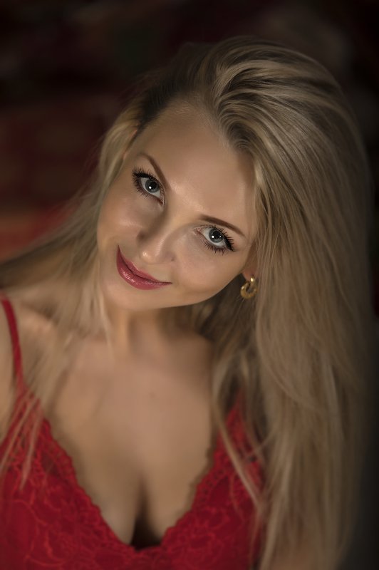 девушка., портрет., студия., блондинка В красномphoto preview