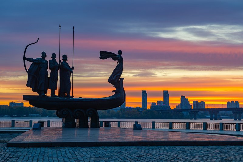 Памятник основателям Киеваphoto preview