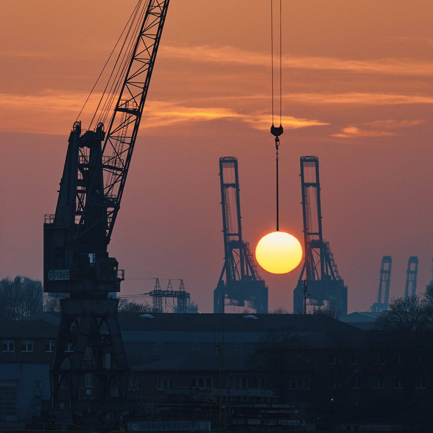 catching the sun. Автор: Alexander Schönberg sunset, krane, harbour, hamburg, red, sun, germany, Alexander Schönberg