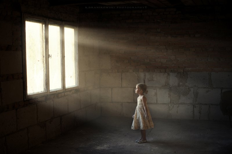 magic light little girl window девушка sunlight mist окно девчушка dranikowski child Lightphoto preview
