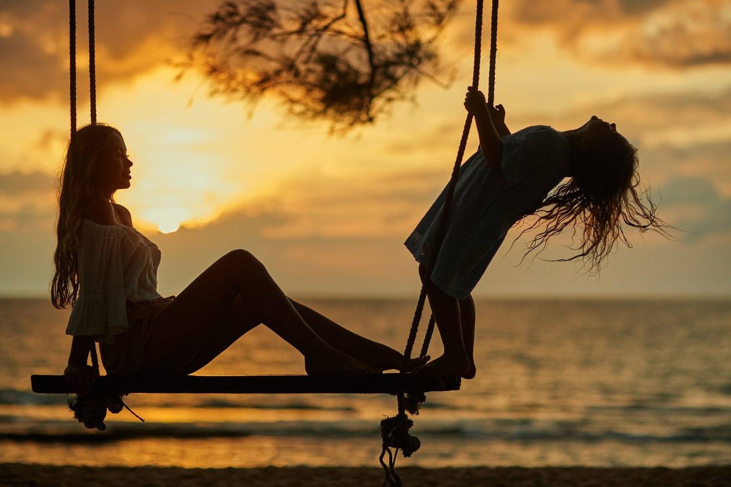 на качелях. Автор: Инна Малахова семья мама дочь таиланд, Инна Малахова