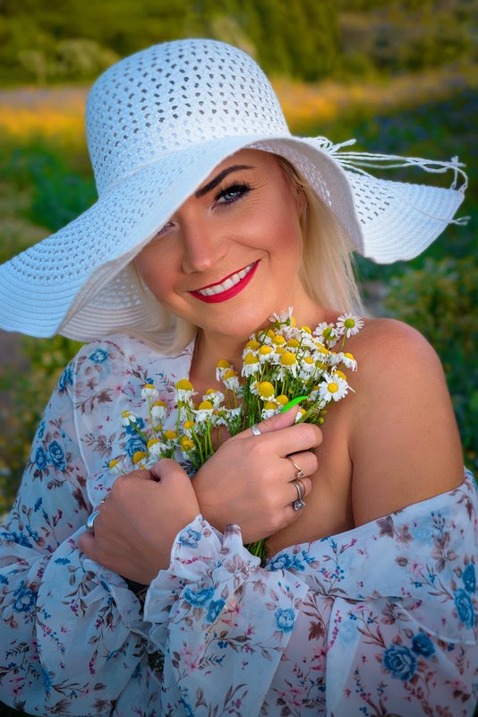 portret color women emotion flowers Girl with camomilesphoto preview