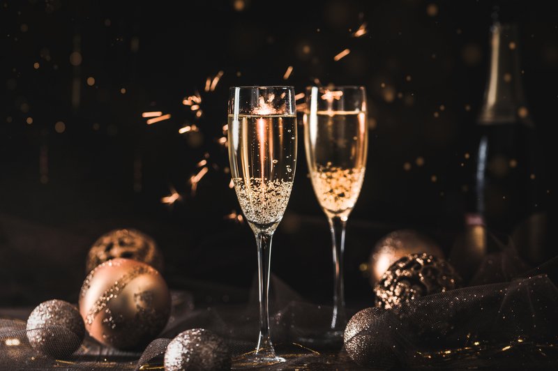 шампанское, бенгальские огни, праздник Новогоднее настроениеphoto preview
