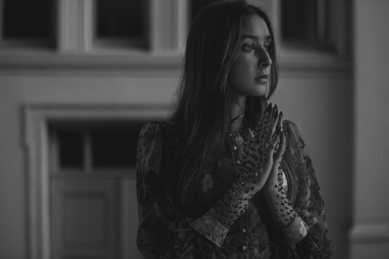 девушка, руки, портрет, шипы, взгляд, girl, hands, portrait, spikes, thorns, sight Владаphoto preview